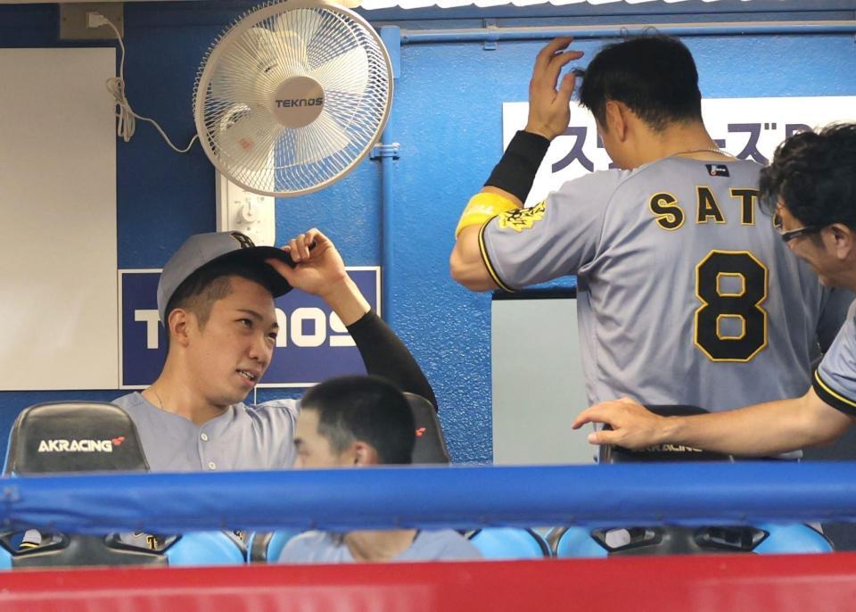 　８回を無失点にしのぎ、佐藤輝（右）に声を掛けられる石井（撮影・西岡正）