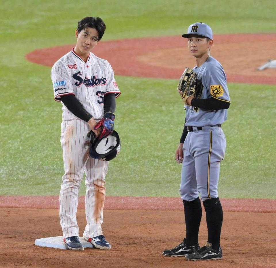 　９回、二盗に対するリプレイ検証の映像を見つめる内山（左）と熊谷（撮影・伊藤笙子）