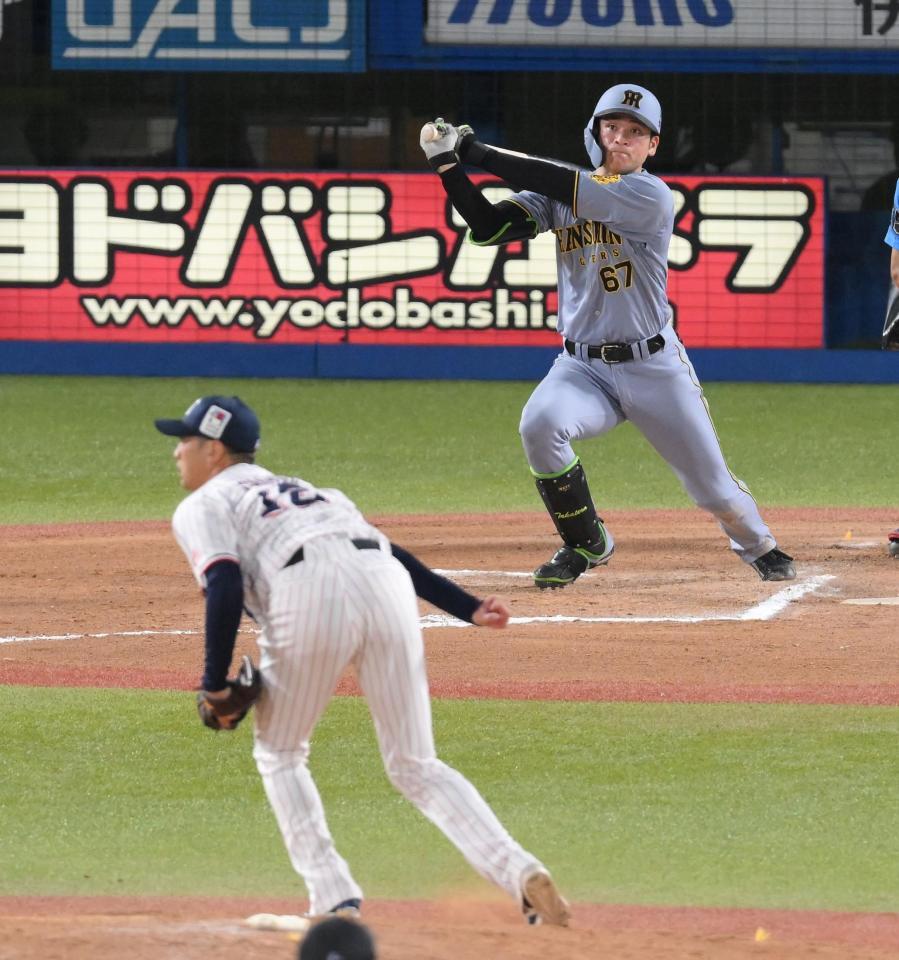 　１０回、石山（手前）から中前打を放つ高寺（撮影・伊藤笙子）