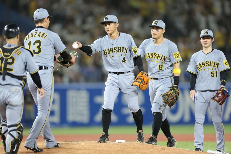 　ウイニングボールを岩崎（１３）に渡す熊谷（中央）＝撮影・西岡正