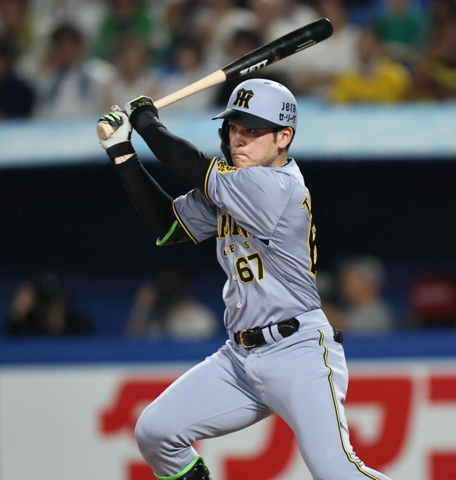 　５回、二塁打を放つ高寺（撮影・田中太一）