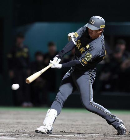 　タイブレークの１０回、同点に追いつく適時二塁打を放つ代打楠本（撮影・立川洋一郎）