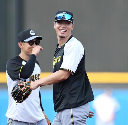 　楽しげに守備練習をする佐藤輝（撮影・田中太一）