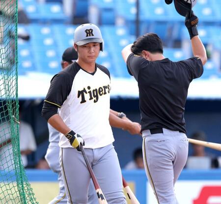 　中川（右）と交代し、打撃練習に臨む井坪（撮影・西岡正）