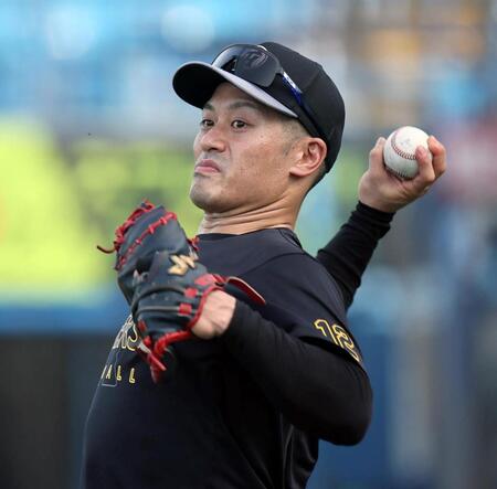 　スローイングの練習をする坂本（撮影・田中太一）