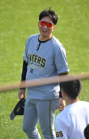 　試合前、石井（右手前）に話しかける藤川監督（撮影・伊藤笙子）