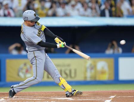 　１回、左越えに先制２ランを放つ森下（撮影・西岡正）