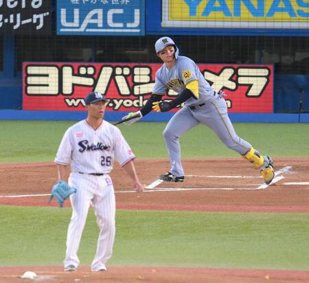 　１回、山野（手前）から左越え２ランを放つ森下（撮影・伊藤笙子）