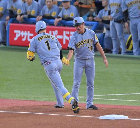 　１回、左越え２ランを放った森下（左）を迎える田中コーチ（撮影・伊藤笙子）