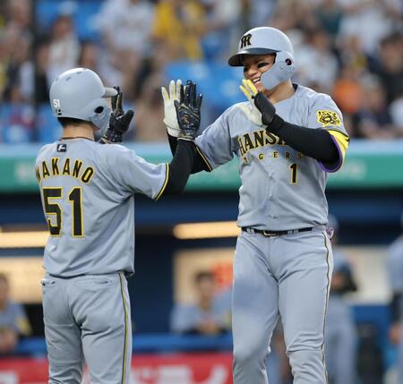 　１回、先制２ランを放ち、中野（左）とタッチを交わす森下（撮影・西岡正）