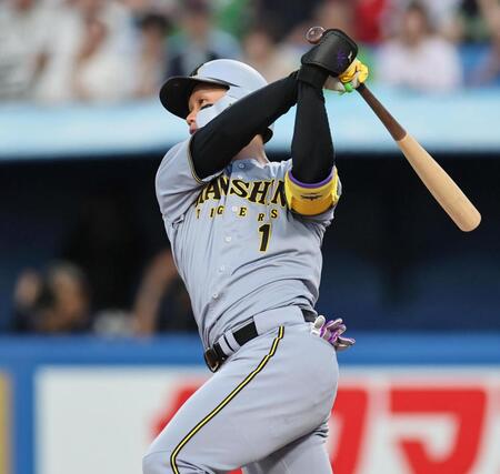 　１回、２ランを放つ森下（撮影・田中太一）