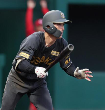 　４回、内野安打を放つ福島（撮影・立川洋一郎）