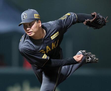 　９回表に登板し最後を締めくくった漆原（撮影・立川洋一郎）