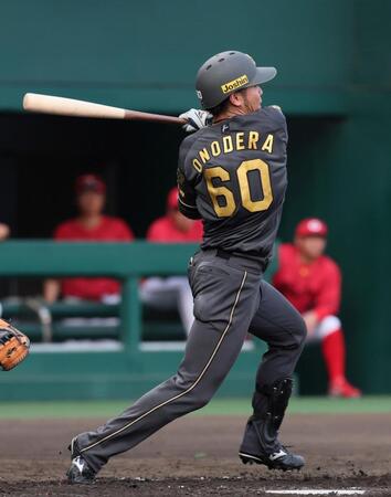 　３回、左前打を放つ小野寺（撮影・立川洋一郎）