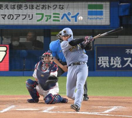 　１０回、左前打を放つ大山（撮影・伊藤笙子）