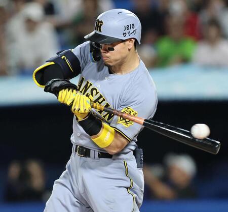 　８回、４打席連続三振を喫する佐藤輝（撮影・田中太一）