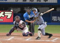　１０回、中前へ２点適時打を放つ熊谷