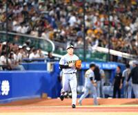 　８回、走ってマウンドに向かう石井（撮影・西岡正）