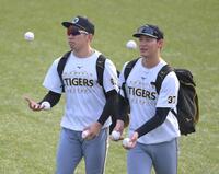 　ジャグリングしながら練習へ向かう石井（左）と及川＝２２日