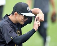 　練習前、ナインとおどける熊谷（撮影・田中太一）