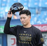 　送球練習を終え、帽子をとってお礼する坂本（撮影・田中太一）