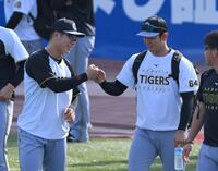 　試合前、豊田（左）とグータッチをする岡留（撮影・伊藤笙子）