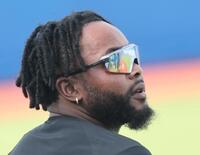 　短くなった髪形で練習をするドリス（撮影・田中太一）