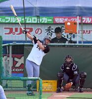 　一番最後に打撃練習を行う前川（撮影・伊藤笙子）