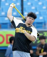 　打撃練習に臨む佐藤輝（撮影・西岡正）