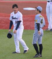 　試合前、挨拶を交わす松本直（左）と熊谷（撮影・伊藤笙子）