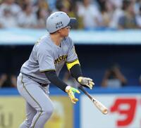 　１回、左越えに先制２ランを放つ森下（撮影・西岡正）