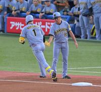 　１回、左越え２ランを放った森下（左）を迎える田中コーチ（撮影・伊藤笙子）