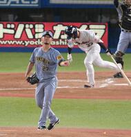 　３回、内山（奥）を中飛に打ち取る伊藤将（撮影・伊藤笙子）