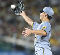 　３回、岩田の打球を捕球する伊藤将（撮影・西岡正）