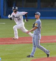 　１回、内山（奥）を二ゴロに打ち取る伊藤将（撮影・伊藤笙子）