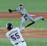 　１回、村上を空振り三振に仕留める伊藤将（撮影・田中太一）