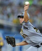 　ヤクルト戦に先発し力投する伊藤将（撮影・西岡正）