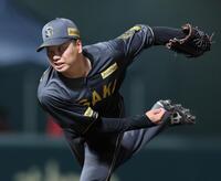 　９回表に登板し最後を締めくくった漆原（撮影・立川洋一郎）