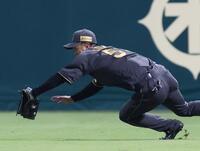 　６回、内田の打球を好捕する右翼手・島田（撮影・立川洋一郎）