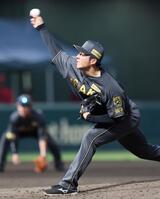 　６回表に登板し力投する椎葉（撮影・立川洋一郎）