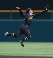  ５回、代打・仲田の打球を好捕する二塁手・川崎（撮影・立川洋一郎）   