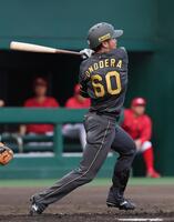 　３回、左前打を放つ小野寺（撮影・立川洋一郎）