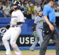 　９回、太田に右犠飛を浴び、同点を許した岩崎（撮影・西岡正）