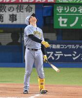 　１２回、一打勝ち越しのチャンスで右邪飛に倒れ、天を仰ぐ森下（撮影・伊藤笙子）