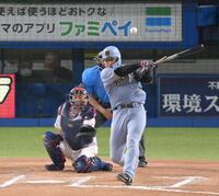 　１０回、左前打を放つ大山（撮影・伊藤笙子）