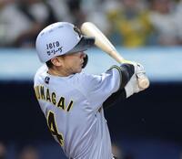 　１１回、中前打を放つ熊谷（撮影・西岡正）