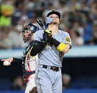 　８回、４打席連続三振を喫する佐藤輝（撮影・田中太一）