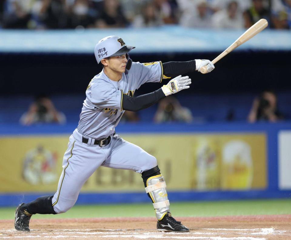 　１０回、２点適時打を放つ熊谷（撮影・西岡正）