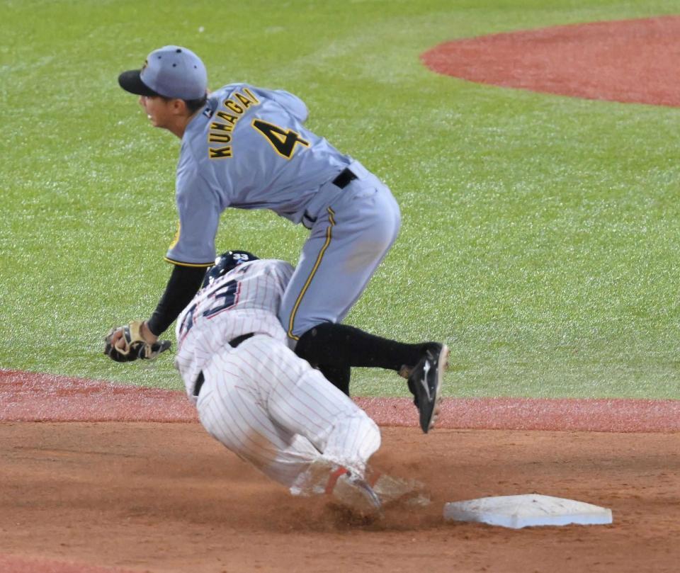 　９回、一走内山（左）と交錯する熊谷