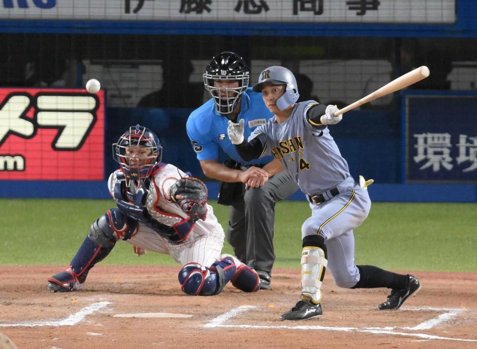 　１０回、中前へ２点適時打を放つ熊谷